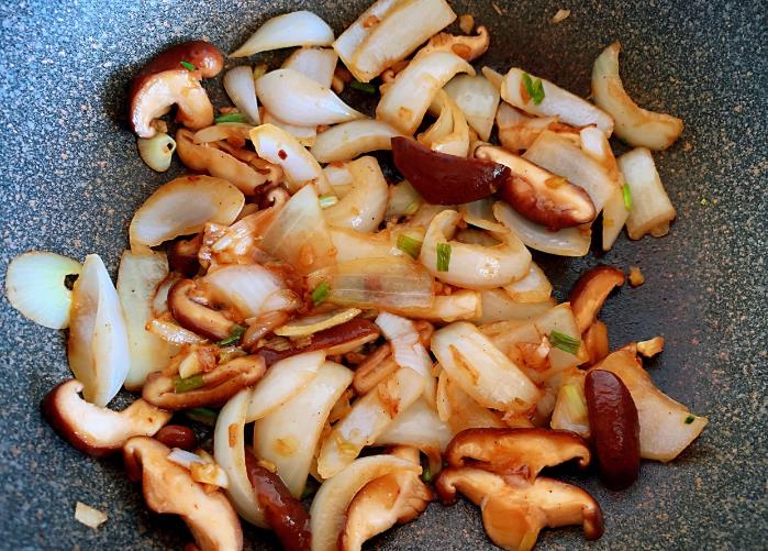 好吃美味的洋葱炒香菇的做法