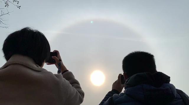 生活报：北京上空出现日晕景观，显得格外美丽