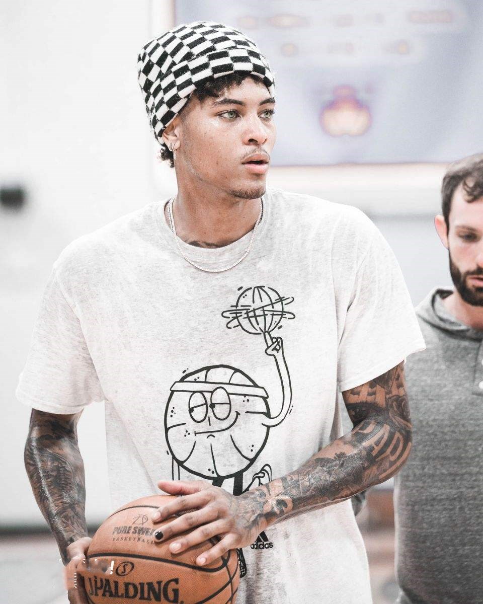 上赛季中期,奇才队为了摆脱小里弗斯与太阳队达成了一笔交易,把乌布雷