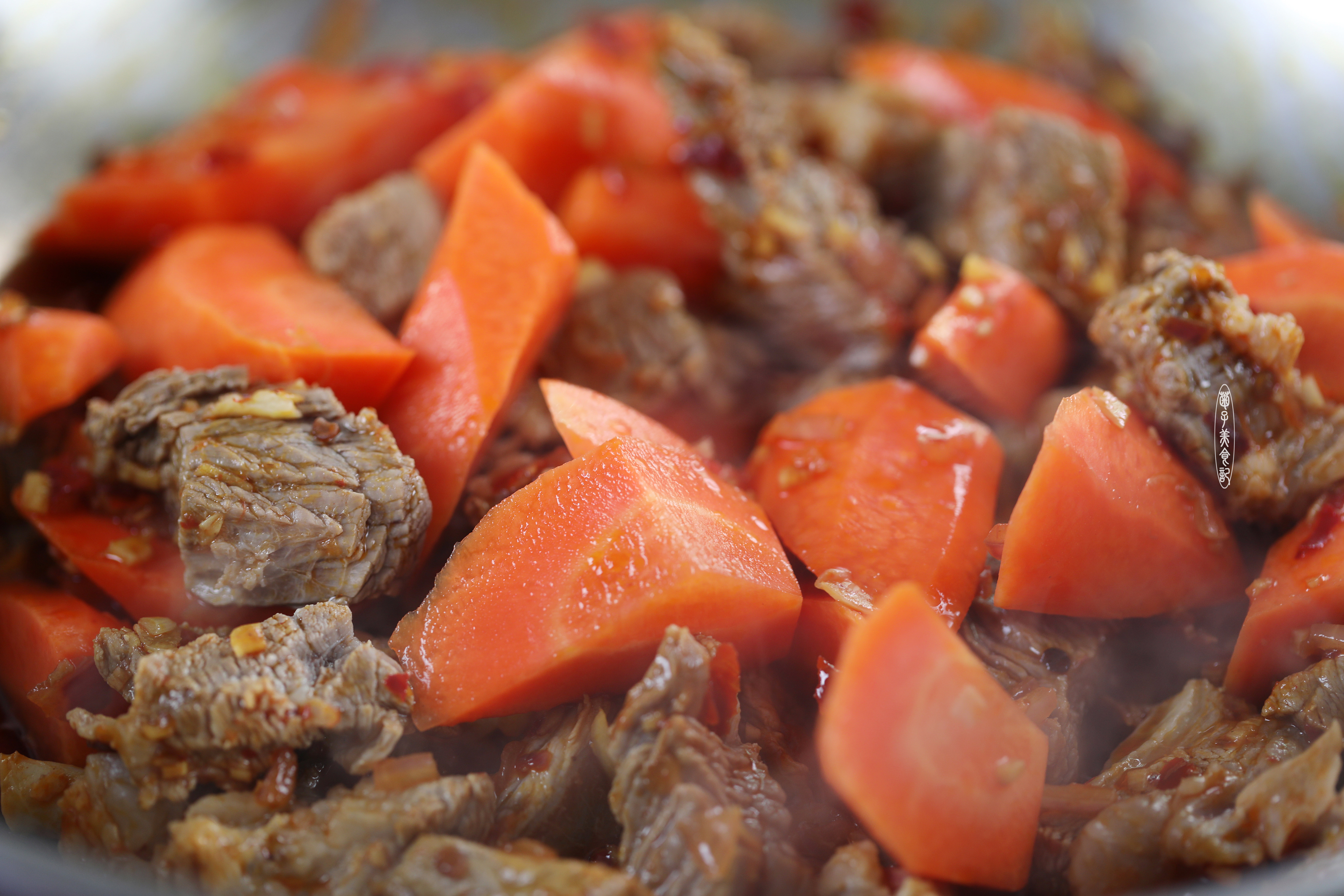 啤酒胡萝卜牛腩煲秋冬令人难忘的诱人美味吃完全身暖洋洋