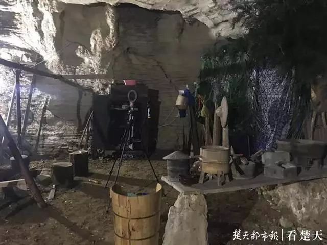 半岛晨报■男子挑战原始生活，住山洞穿树皮钻木取火，不少人质疑他作秀……