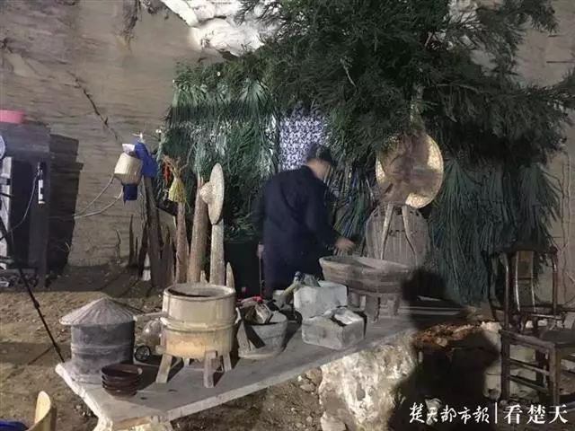 半岛晨报■男子挑战原始生活，住山洞穿树皮钻木取火，不少人质疑他作秀……