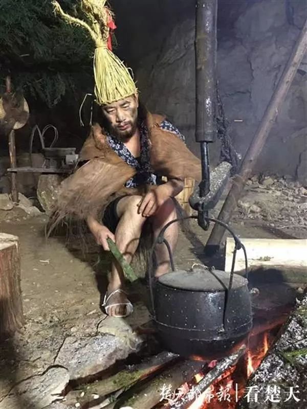 半岛晨报■男子挑战原始生活，住山洞穿树皮钻木取火，不少人质疑他作秀……