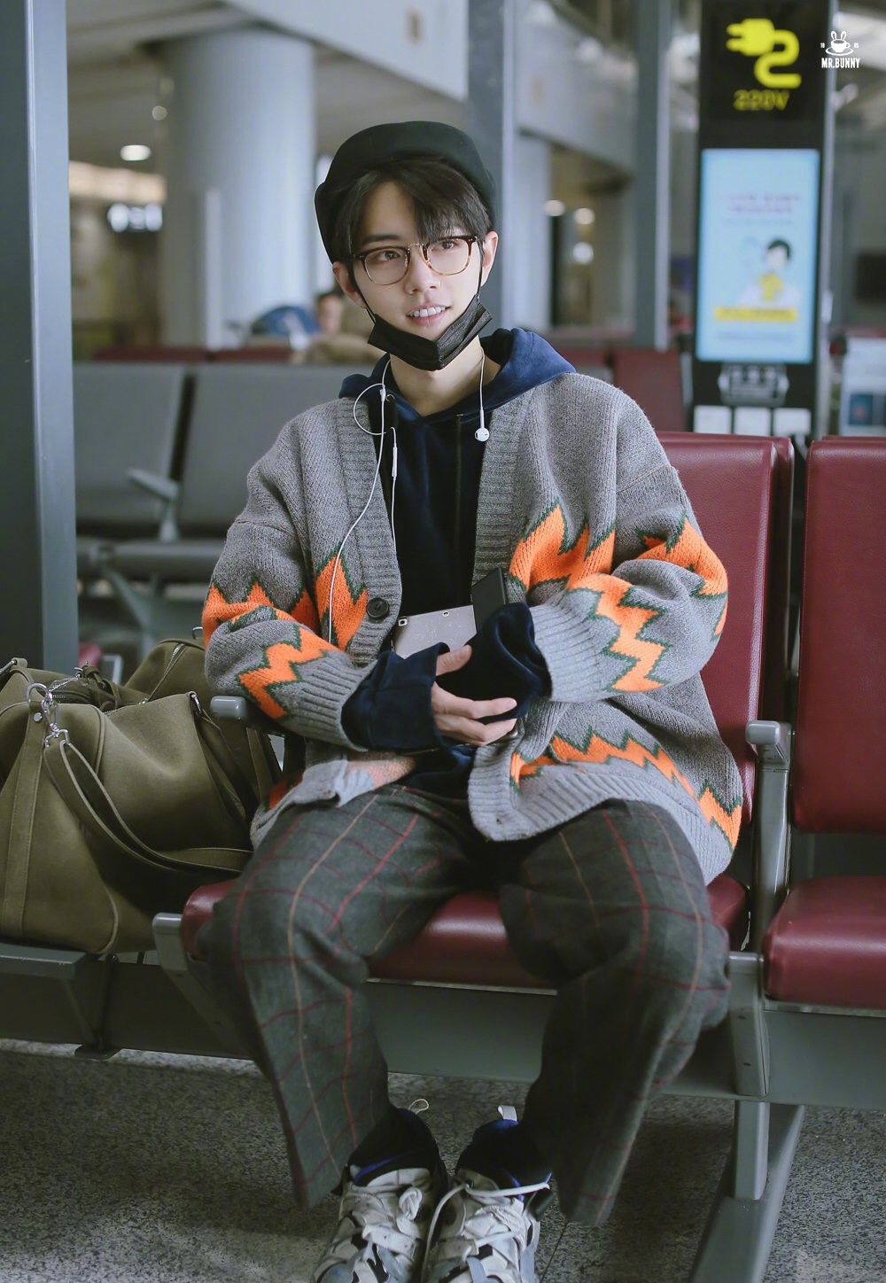 肖战驼色毛呢大衣配白色中领毛衣日系范满满保暖又很帅气