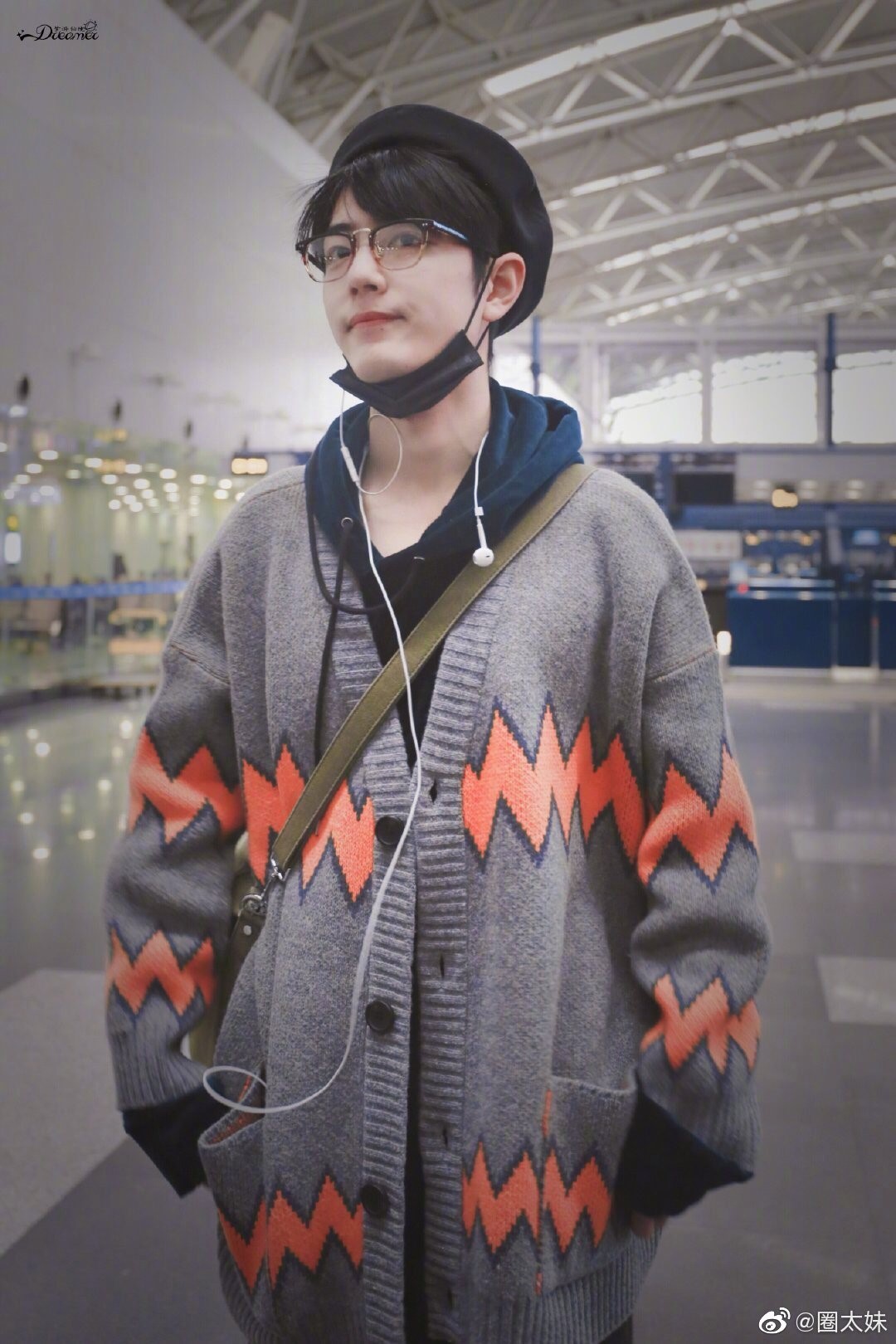 肖战驼色毛呢大衣配白色中领毛衣日系范满满保暖又很帅气