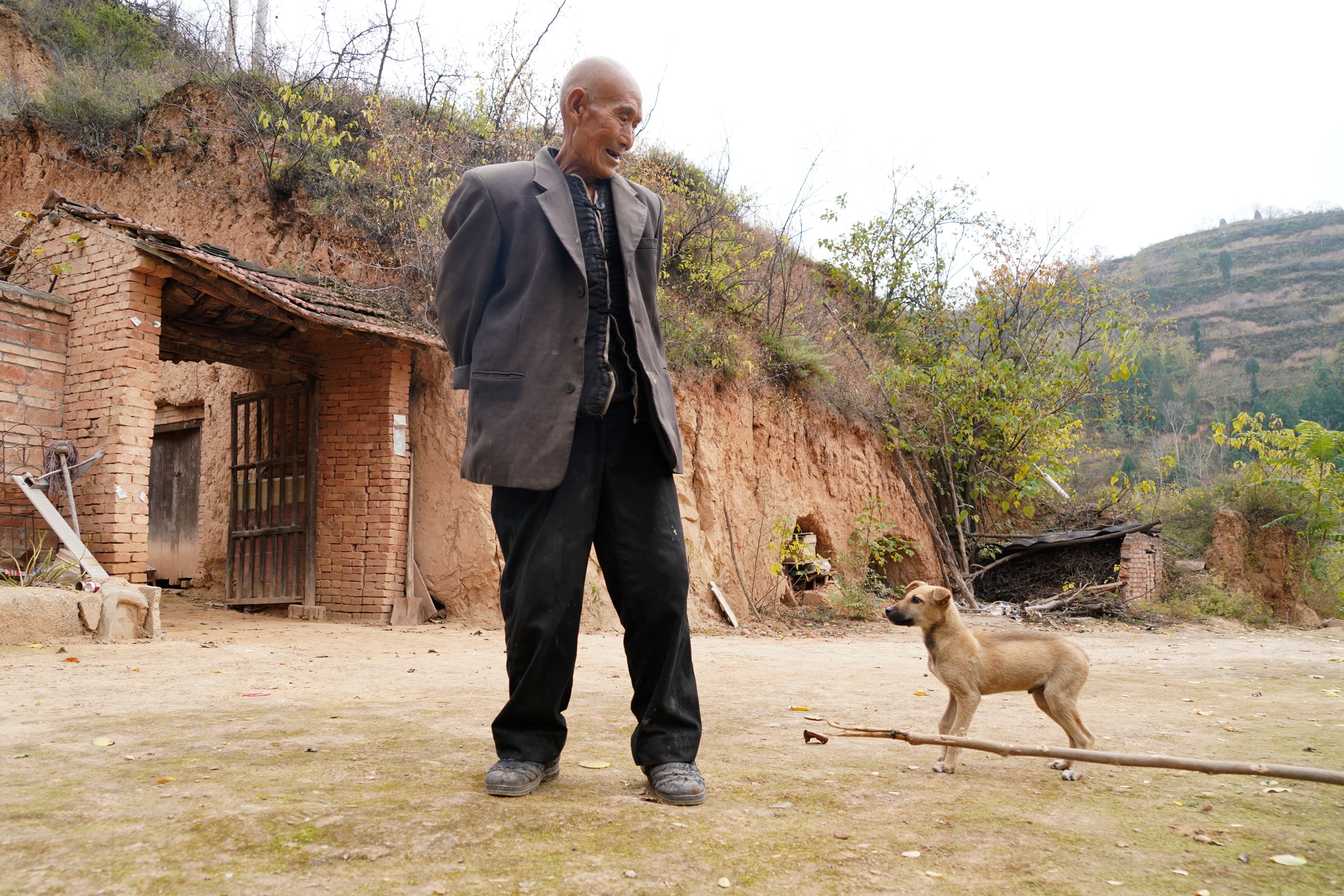 河南78岁老人午饭极简,满锅没有一片肉,待客之道很暖心