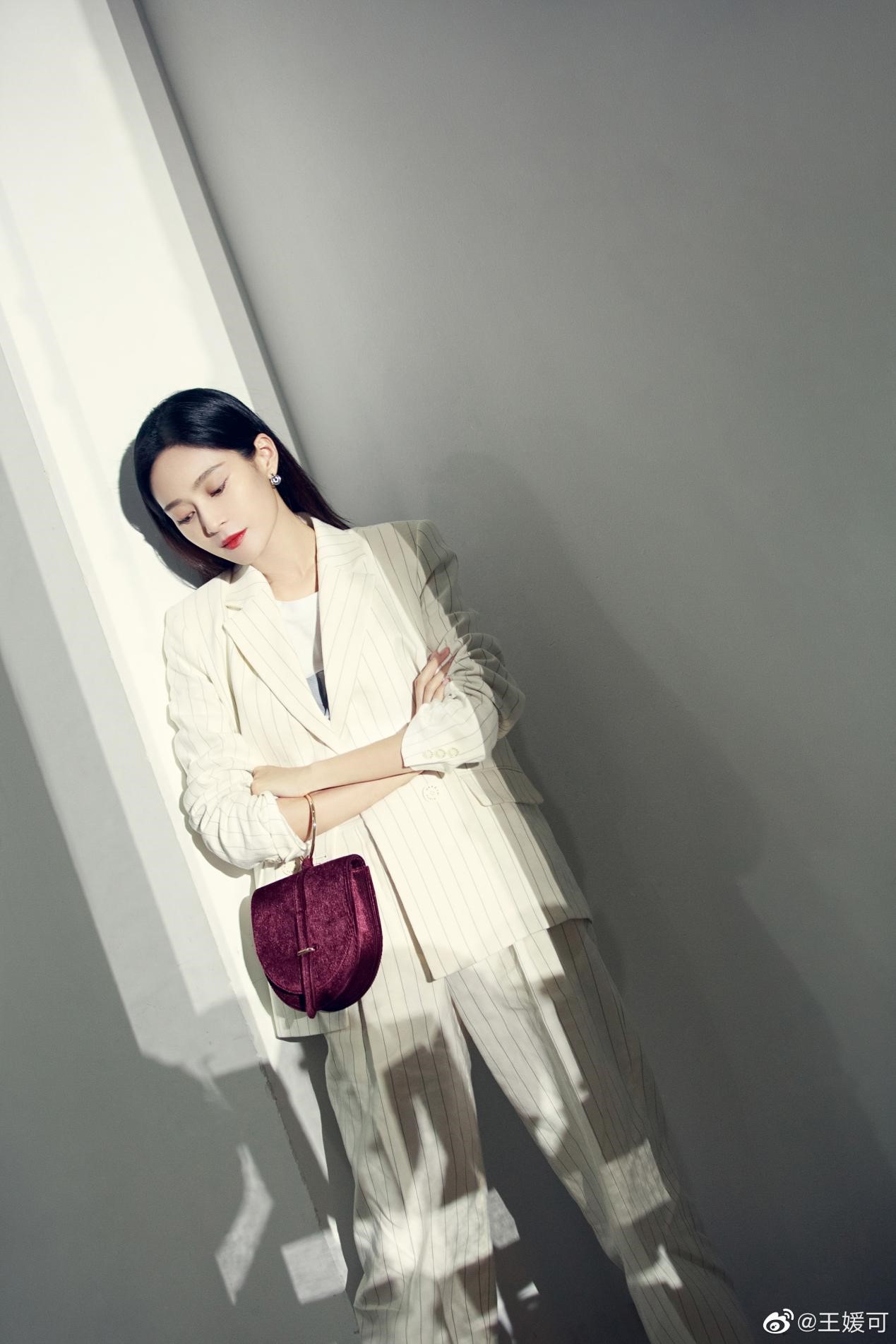 "纯妃娘娘"王媛可巧穿西装,铅笔腿藏都藏不住,很有国际范儿
