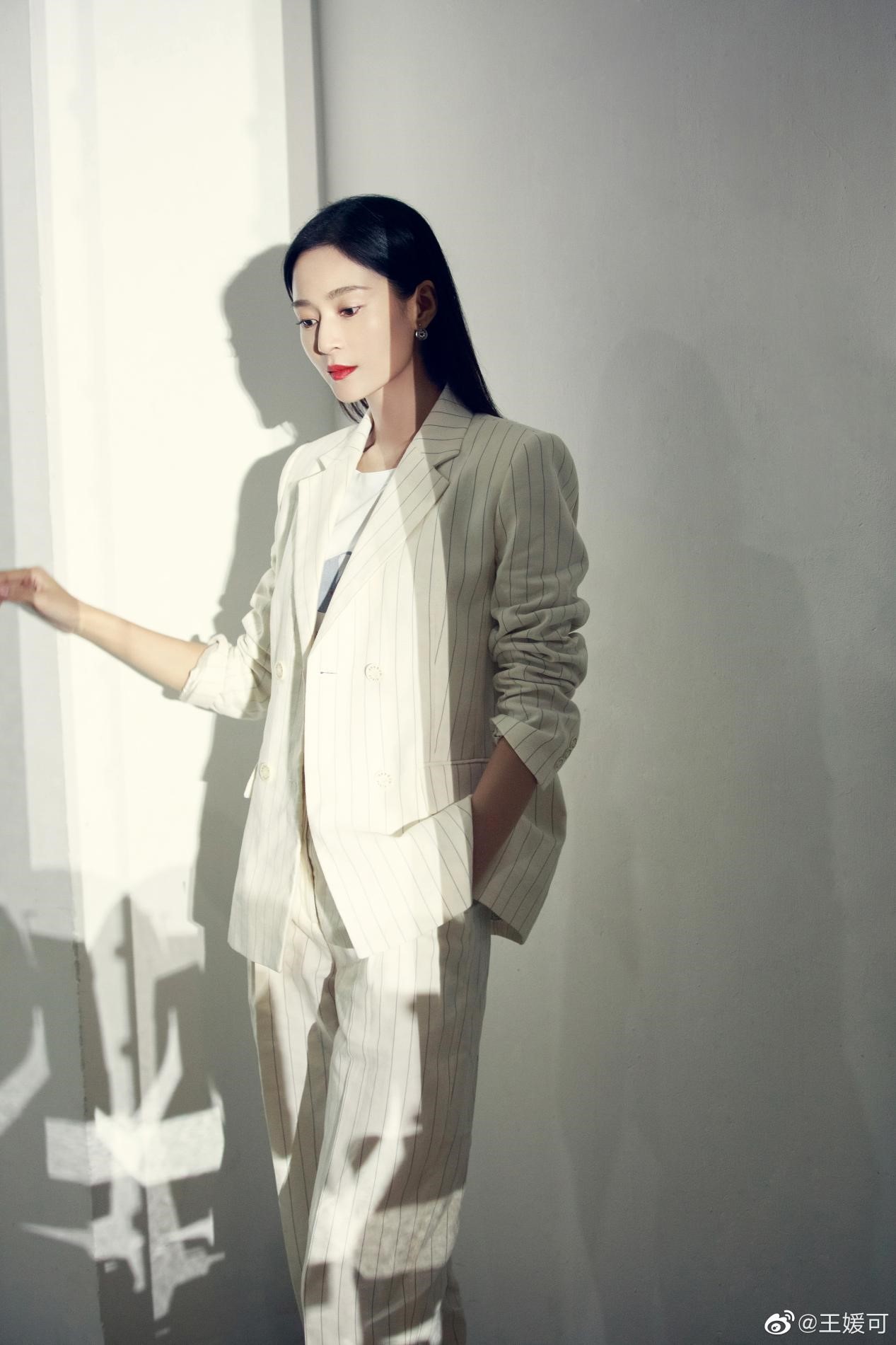 "纯妃娘娘"王媛可巧穿西装,铅笔腿藏都藏不住,很有国际范儿