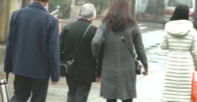 半岛晨报■家人无意间发现父亲秘密，如今尴尬不已