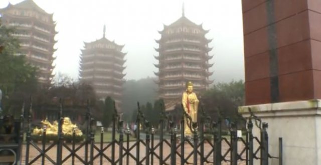 半岛晨报■家人无意间发现父亲秘密，如今尴尬不已