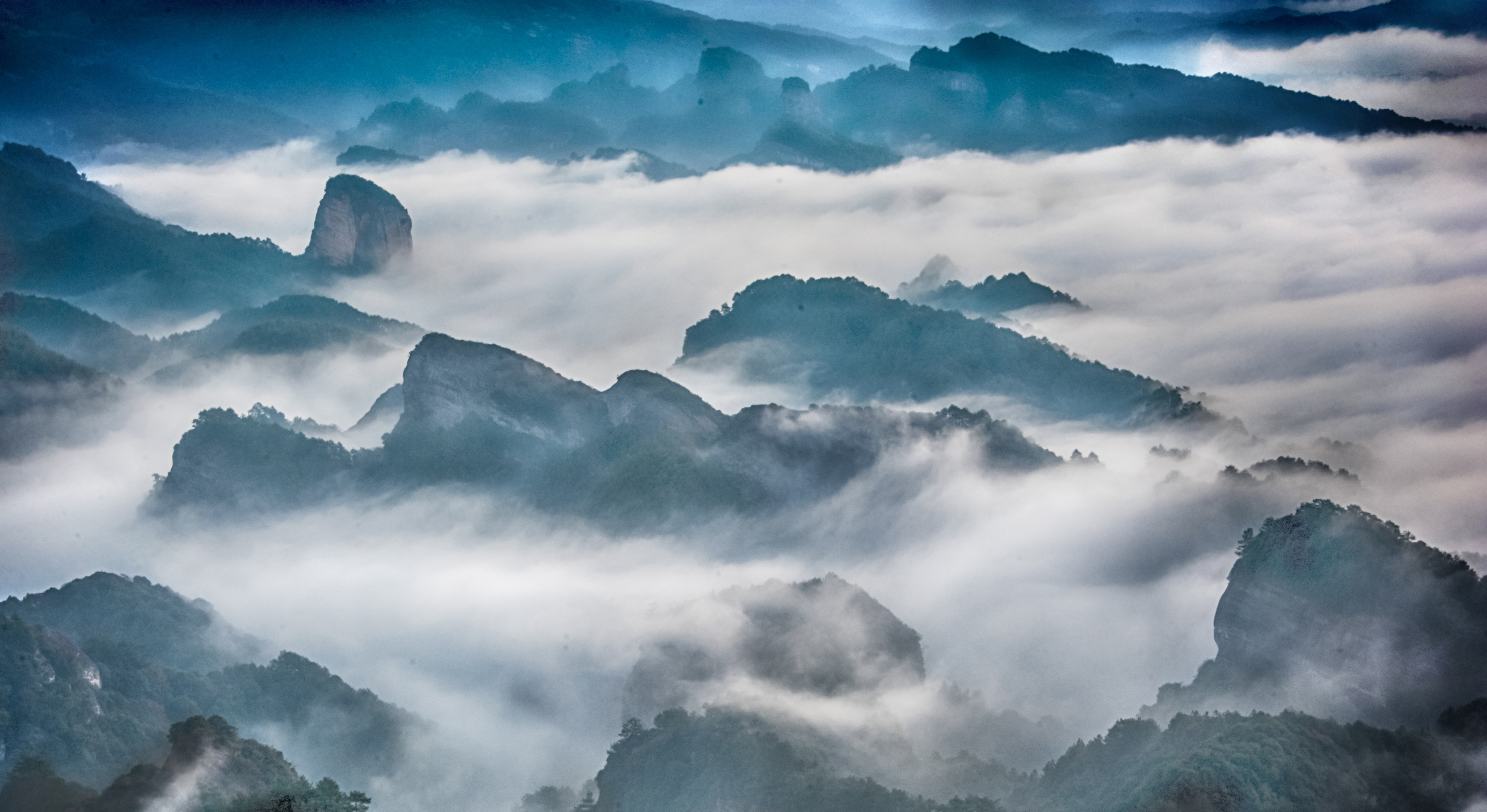 崀山八角寨景区现壮观云海 云雾缭绕如同仙境