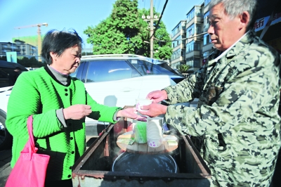 经济日报■武大旁边这位老人的豆腐脑只卖一元 顾客劝他涨价却被拒