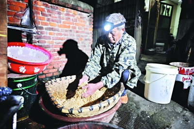 经济日报■武大旁边这位老人的豆腐脑只卖一元 顾客劝他涨价却被拒