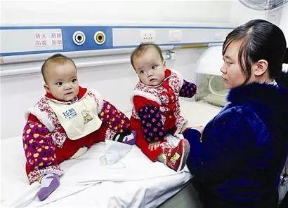 「半岛晨报」全国首例！坐骨连体女婴分离后双双成活了！10年后她们长成这样