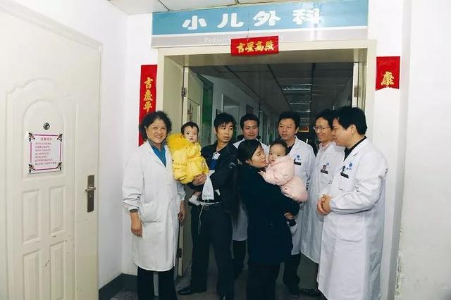 「半岛晨报」全国首例！坐骨连体女婴分离后双双成活了！10年后她们长成这样