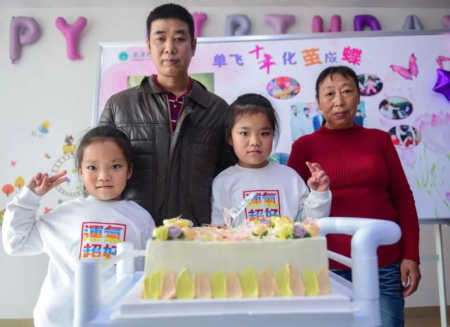 「半岛晨报」全国首例！坐骨连体女婴分离后双双成活了！10年后她们长成这样