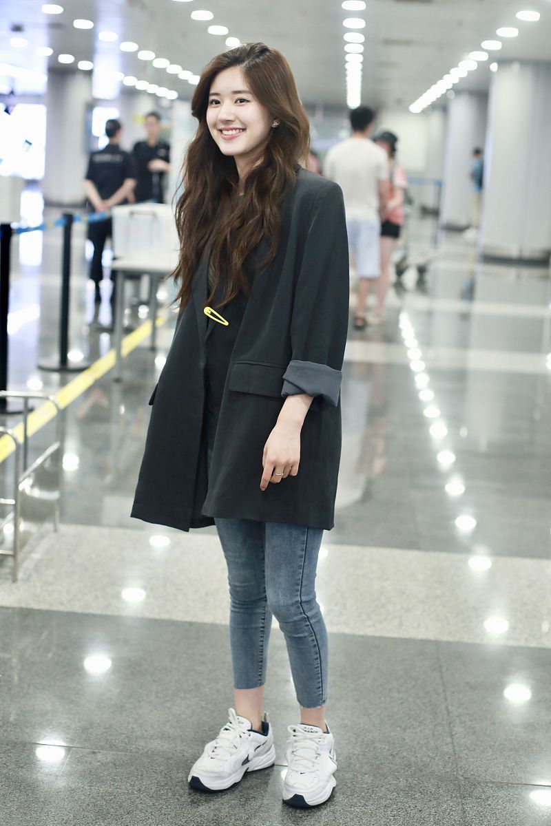 赵露思机场被粉丝围堵人气高颜值逆天气质清纯神似刘亦菲