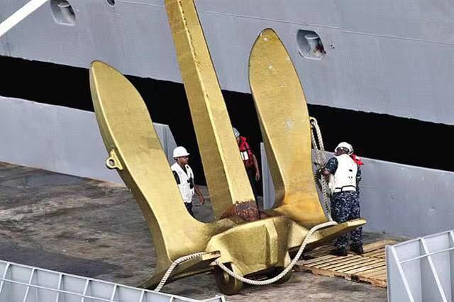 也只是关掉动力推动,在海里飘荡着,利用被动式减摇鳍以及舭龙骨来保证