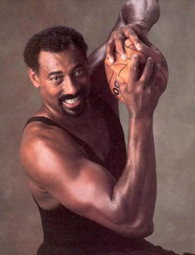 张伯伦的身体天赋有多恐怖?举起普通人很轻松,手能捏扁篮球