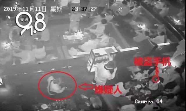 「半岛晨报」女子醉倒车上，裤子里一直发出滴滴声