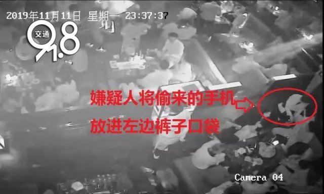 「半岛晨报」女子醉倒车上，裤子里一直发出滴滴声