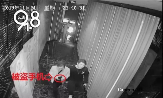 「半岛晨报」女子醉倒车上，裤子里一直发出滴滴声