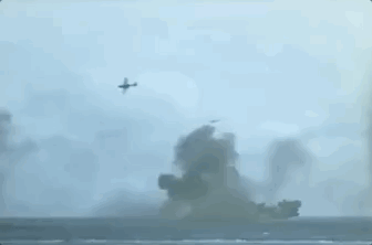 当第一批攻击中途岛的飞机返航时,他们发现海上已经炮火连天,浓烟