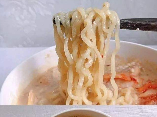 「嘟嘟熊吃货日记」平凡的泡面也有不平凡的吃法，好吃到哭！第一个就看饿了