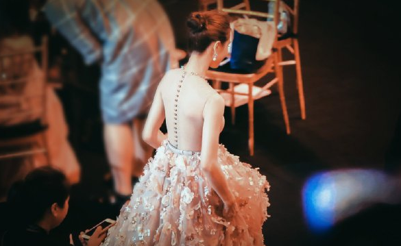 刘诗诗的蝴蝶背火了精致的女人都开始美背了