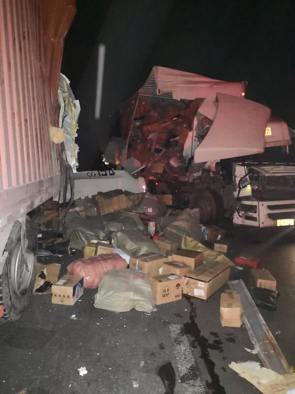 【中国质量万里行】亲，你的快递可能要延迟！高速两辆快递货车追尾，现场一片狼藉