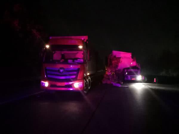 【中国质量万里行】亲，你的快递可能要延迟！高速两辆快递货车追尾，现场一片狼藉