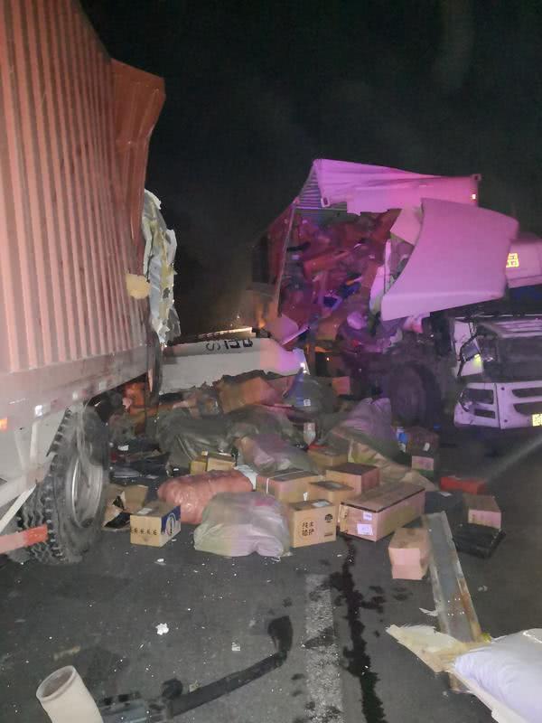 【中国质量万里行】亲，你的快递可能要延迟！高速两辆快递货车追尾，现场一片狼藉