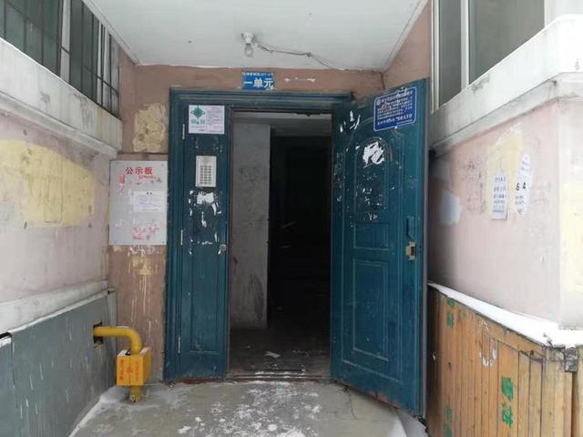 #生活报#埃德蒙顿路207号居民反映：一单元门和多个楼道窗户破损