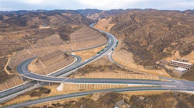 11月11日,记者在绥德至延川高速公路项目控制性工程二郎岔特大桥建设