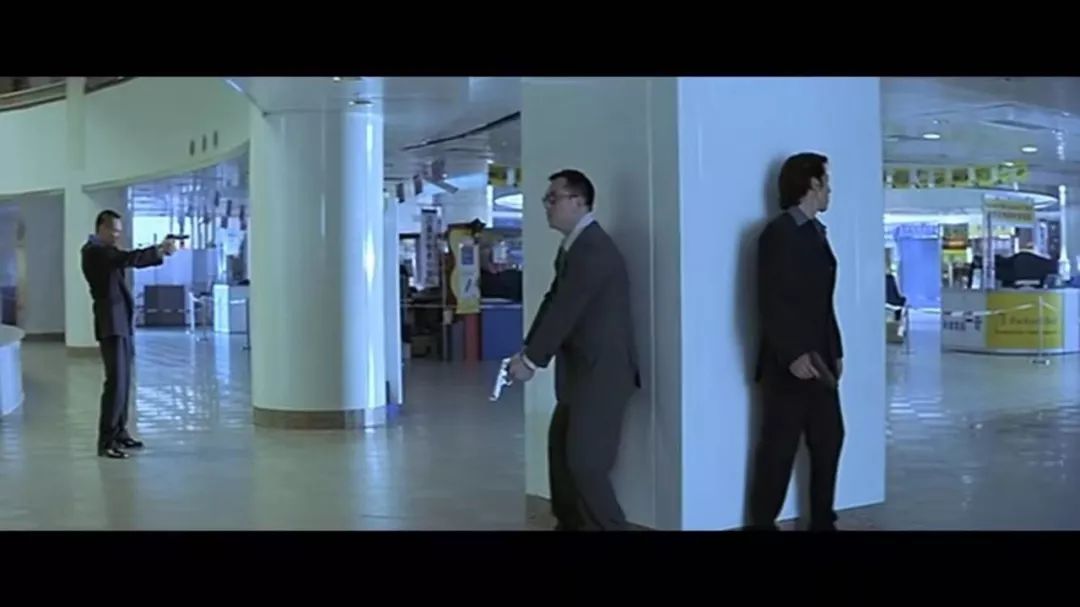 没有任何对话,杜琪峰让对峙陷入一片寂静之中,然后再用大段空镜头来