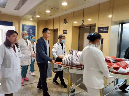 [半岛都市报]双胞胎孕妇咳血不止，母子仨面临生死考验！