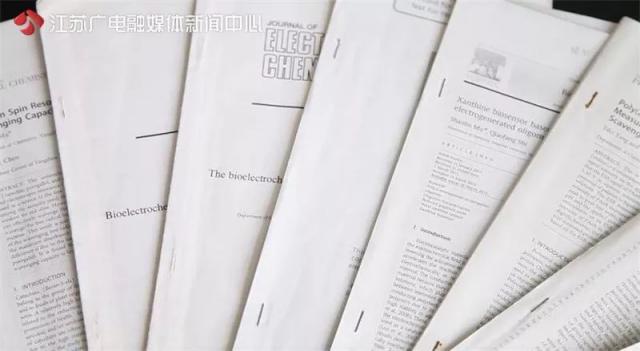 「半岛晨报」理工男能有多浪漫？老教授将83岁病妻宠成宝，网友：别人家的老公