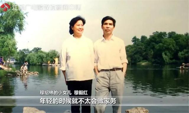 「半岛晨报」理工男能有多浪漫？老教授将83岁病妻宠成宝，网友：别人家的老公