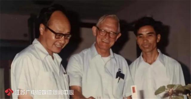 「半岛晨报」理工男能有多浪漫？老教授将83岁病妻宠成宝，网友：别人家的老公