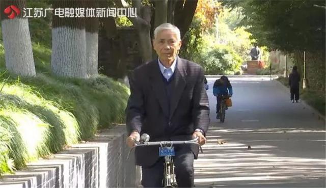 「半岛晨报」理工男能有多浪漫？老教授将83岁病妻宠成宝，网友：别人家的老公
