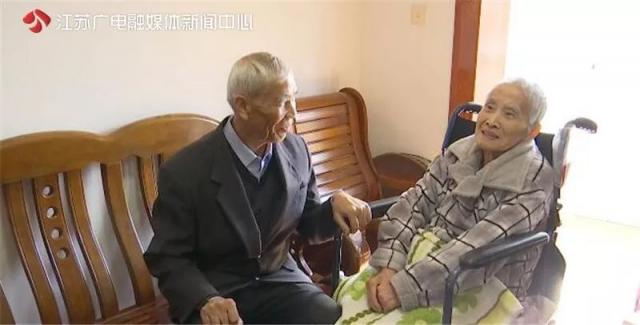 「半岛晨报」理工男能有多浪漫？老教授将83岁病妻宠成宝，网友：别人家的老公