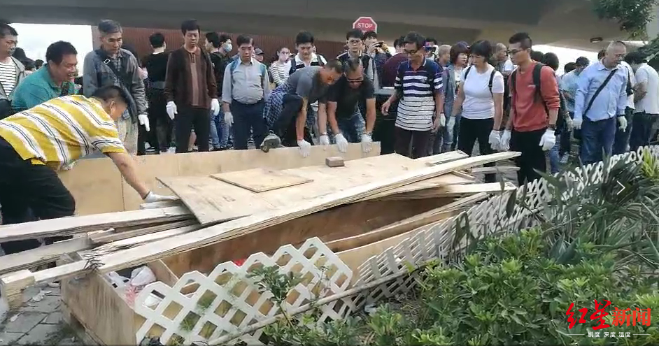 #红星新闻#用双手出一份力 上千香港市民清理红磡隧道路障