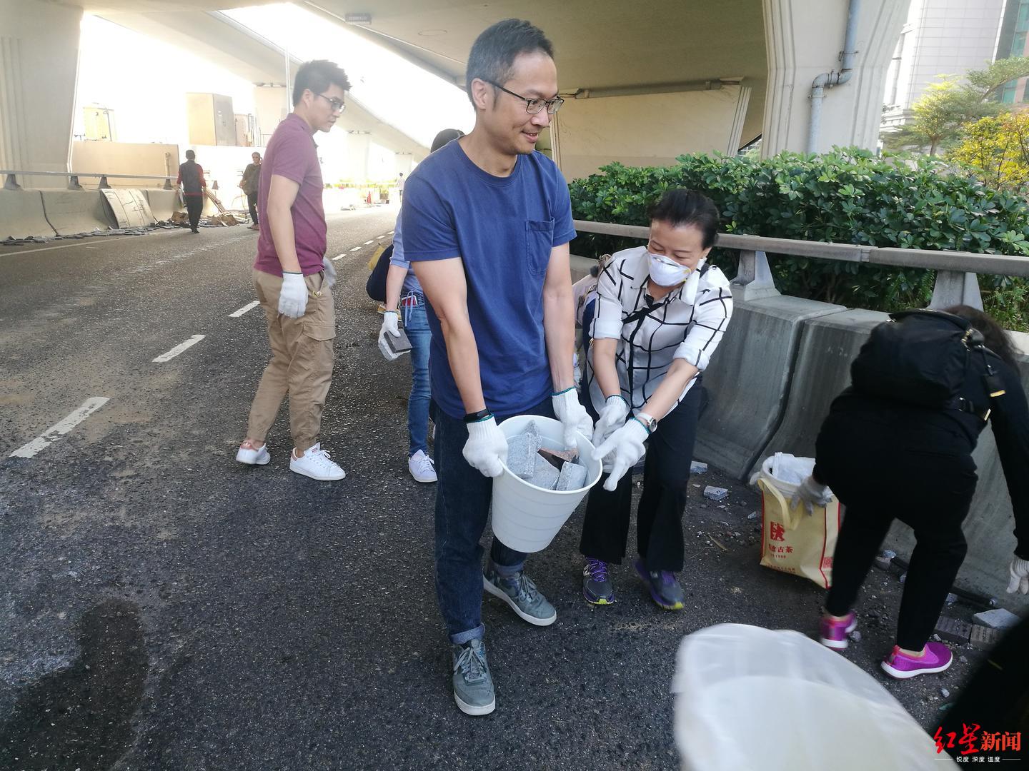 #红星新闻#用双手出一份力 上千香港市民清理红磡隧道路障