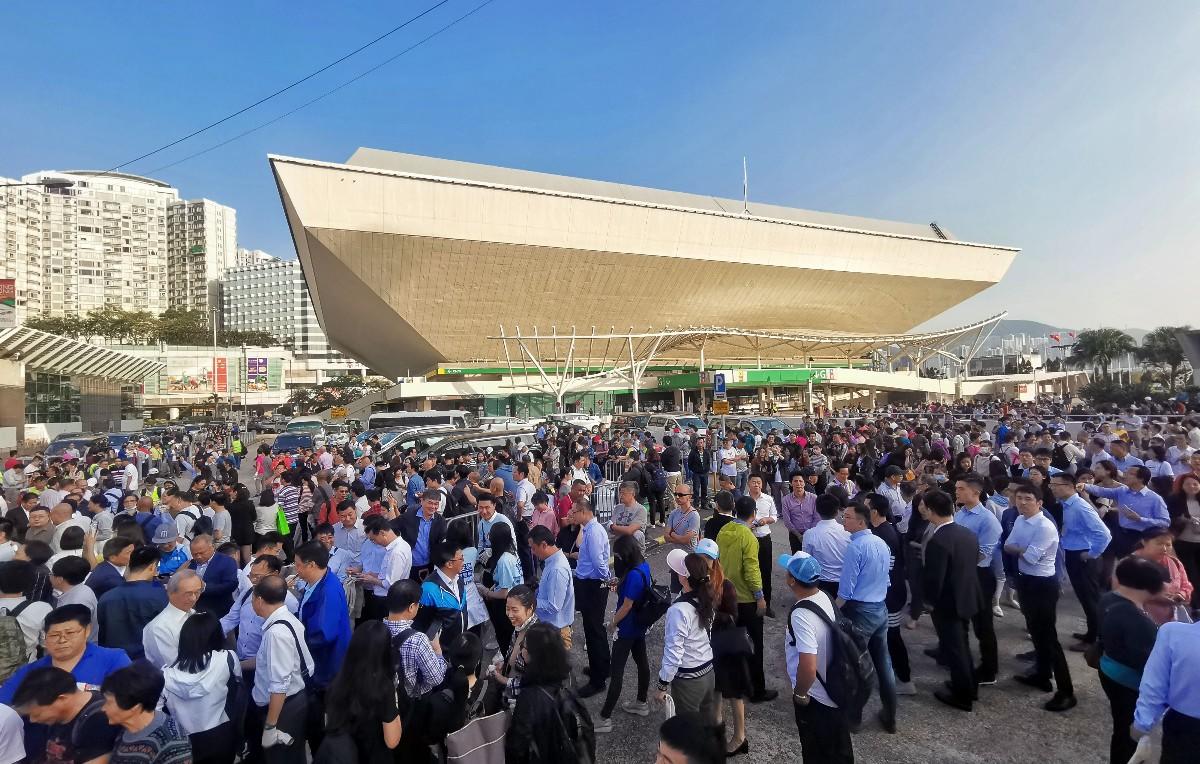 #红星新闻#用双手出一份力 上千香港市民清理红磡隧道路障