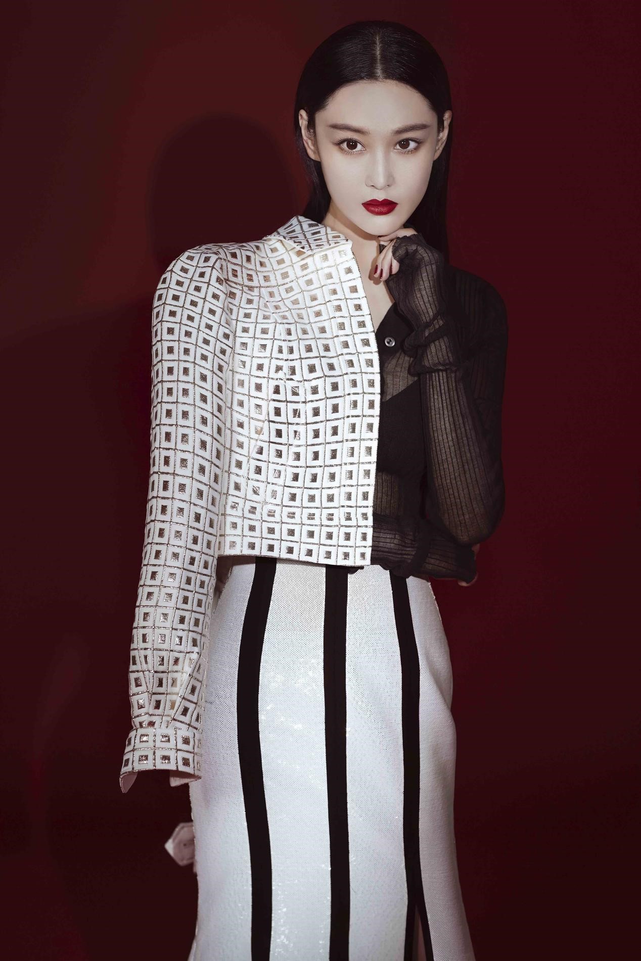 张馨予成军嫂后风格大变男友衬衫马丁靴帅气漫画腿羡煞旁人