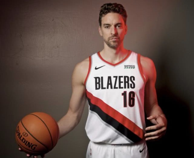 加索尔赛季报销|骨折未确诊,连续两个赛季报销。 第6届全明星正式退役,走上了邓肯的老路。