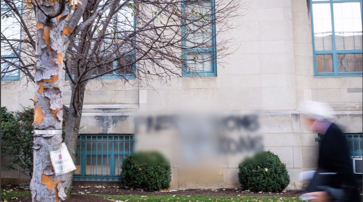 环球时报■有人把乱港口号喷在美国波士顿大学墙上，学校：违法，查！