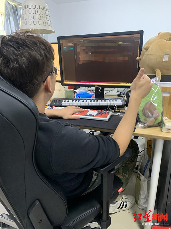 「红星新闻」网友调侃李小璐离婚宣言疑用“狗屁不通文章生成器”原创者：成爆款挺羞愧