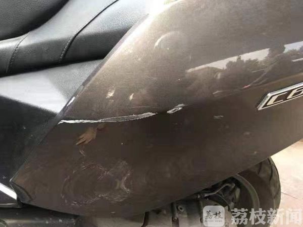 荔枝新闻：男子醉酒一身蛮力拖摩托踹汽车 第二天看监控自己傻眼……