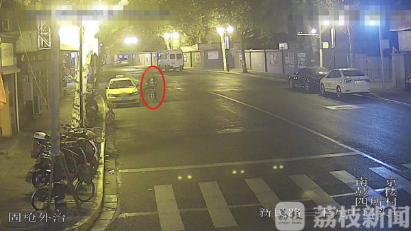荔枝新闻：男子醉酒一身蛮力拖摩托踹汽车 第二天看监控自己傻眼……